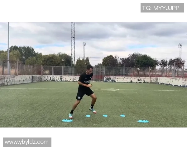 在家轻松模仿训练的足球球星技巧与动作解析 在家轻松模仿训练的足球球星技巧与动作解析